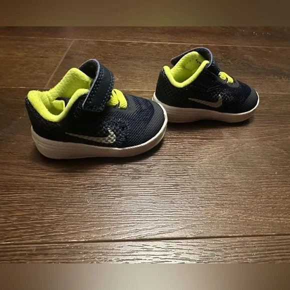 Infant Nike Shoes - Picture 2 of 4